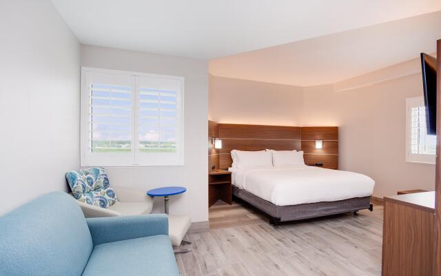 Holiday Inn Express & Suites Panama City Beach - Beachfront by IHG