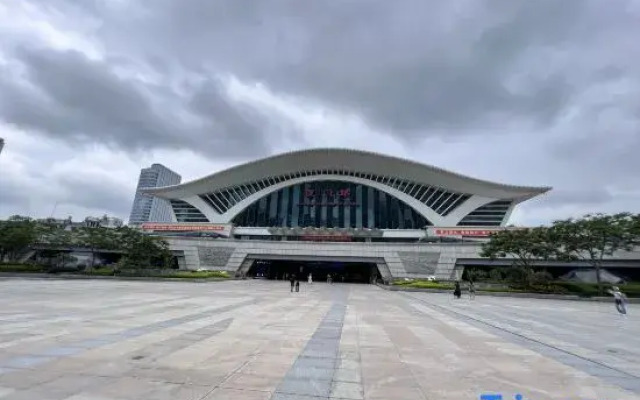 Xana Hotelle Xiamen Airport Fanghu Station Center