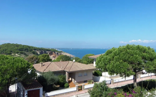 Spacious Holiday Home in L'escala With Swimming Pool