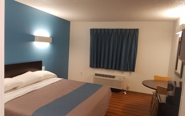 Motel 6 Indianapolis, IN - Southport