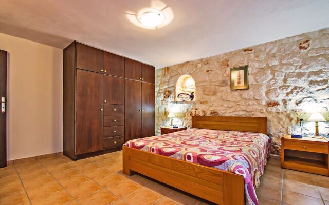 The Vivian - Luxury Stone Villa