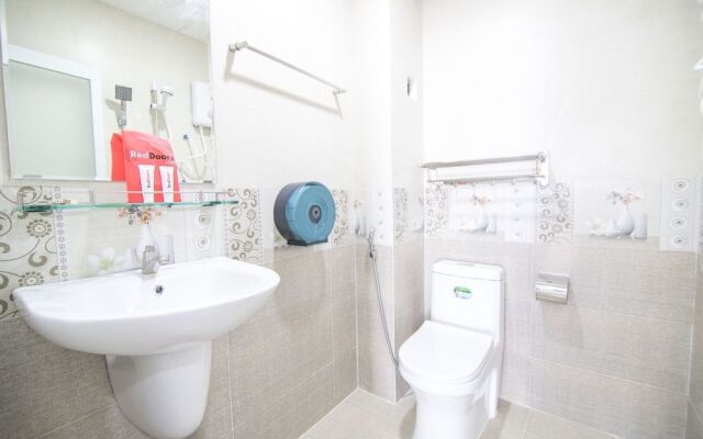 RedDoorz Plus @ Nguyen Van Troi