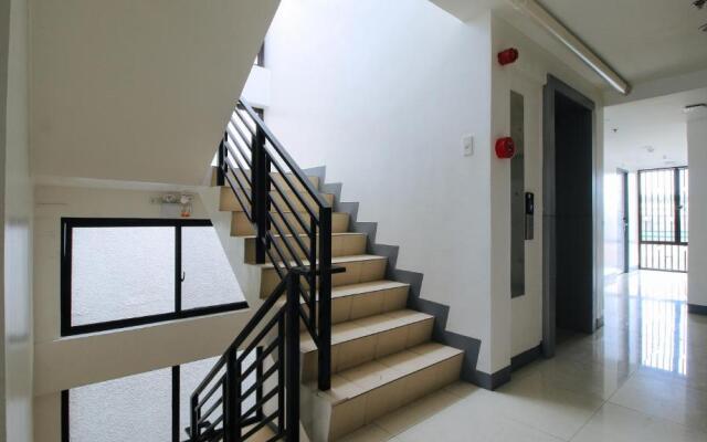 RedDoorz Plus @ Jardin Suites Guadalupe Nuevo
