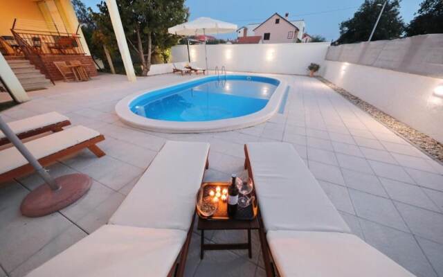 Max - Luxurious With Pool - A1