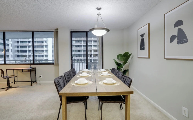 Modern Apt Near Airport & Metro