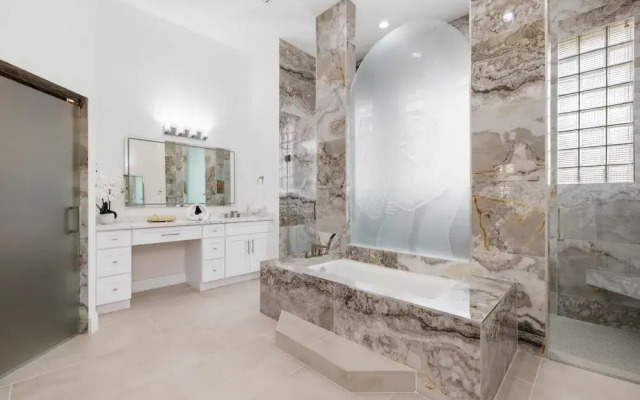 Grand 6BR Plantation Estate w/ Tennis & Pool