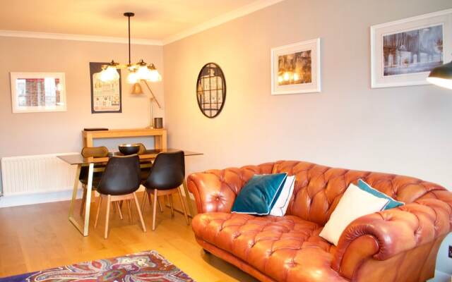 Large 2 Bedroom Flat in Leith With Free Parking
