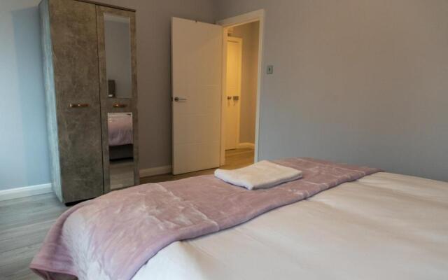 Zen Quality flats near Heathrow that are Cozy CIean Secure total of 8 flats group bookings available