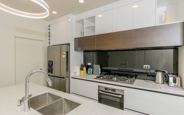 Hero Holiday House L12