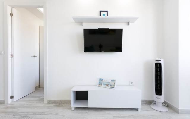 408 Enchanting Sea View Apartment, WiFi and Sea Front