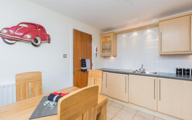 388 Fabulous 2 Bedroom Apartment With Parking 2 Minutes Walk From the Royal Mile