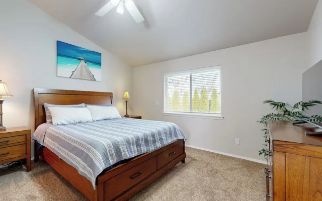 Tranquil Redmond Retreat: Relax & Explore Outdoors