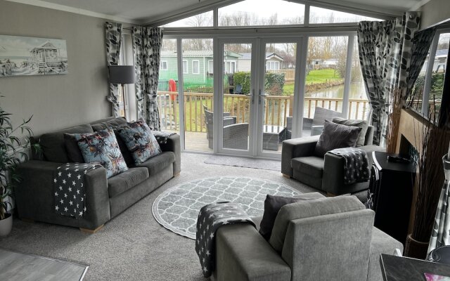 Beautiful and Tranquil Lakeside Lodge - Sleeps 5