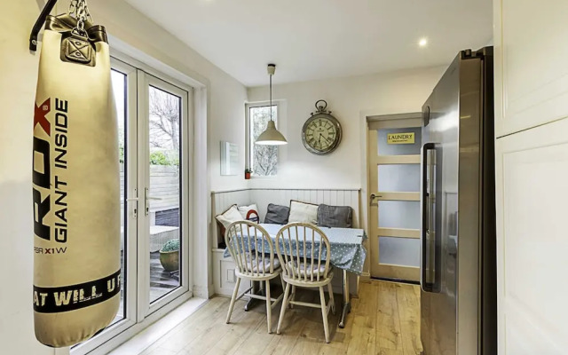 Gorgeous 4-bed Home With a Fireplace and Terrace