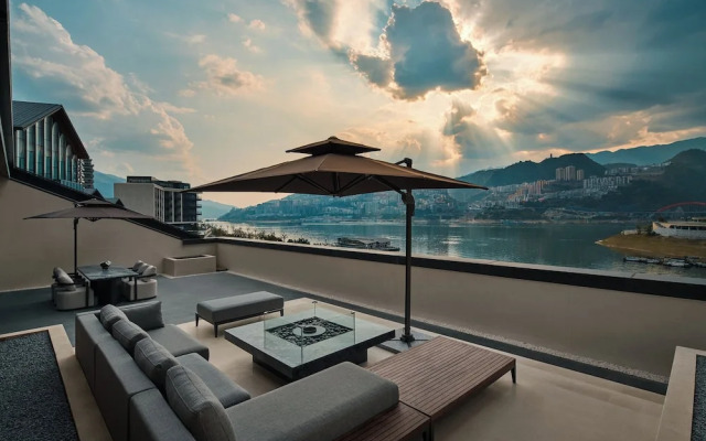 Hualuxe Chongqing Wushan by IHG