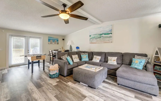 7 Mi to Beach! Sneads Ferry Family Home w/ Hot Tub