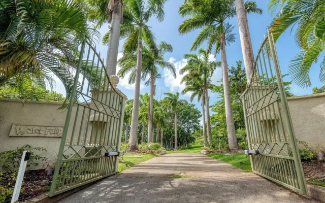 Waterfalls - 6 bed Peaceful and Secure Luxury
