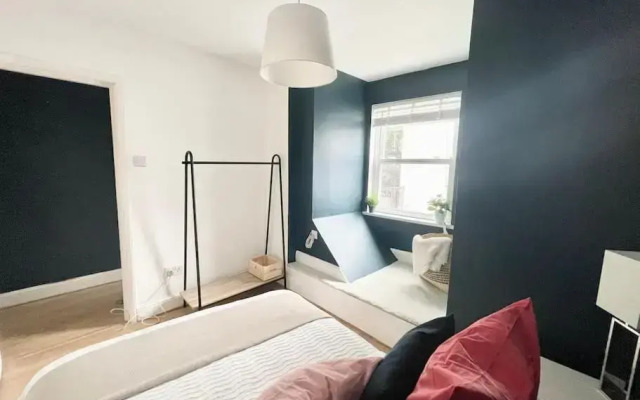 *New* Beautiful 2 Bedroom House in Central Location