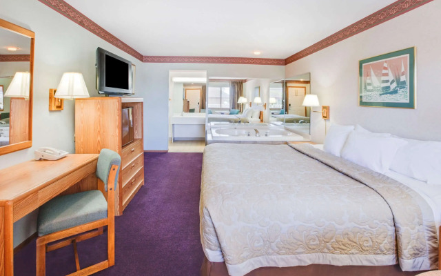 Super 8 by Wyndham Mackinaw City/Beachfront Area