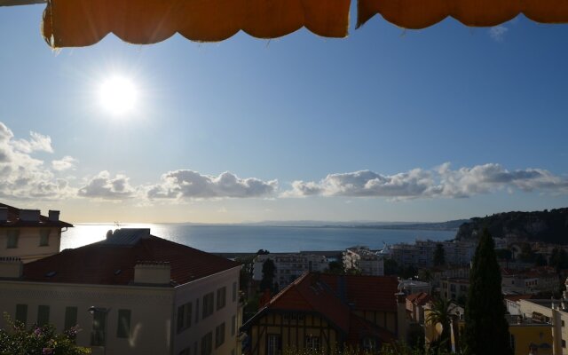 Period apartment 5 persons with Sea View and Parking in Port of Nice