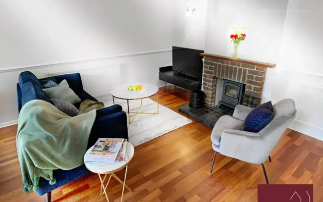 Farnborough - Peel Court - 2 Bed Parking & Garden