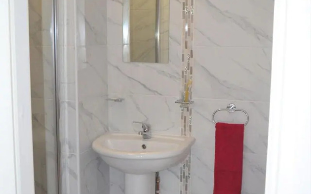 Entire 2 Bedroom House Near City Centre