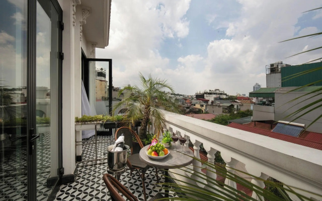 May de Ville Crown Hotel