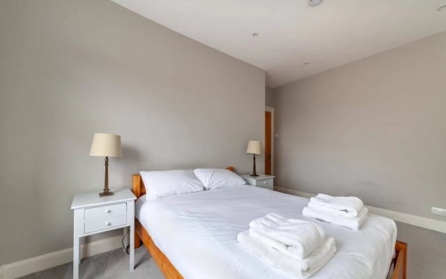 Modern 2-bed Flat in Shepherds Bush - Comfort & Style!