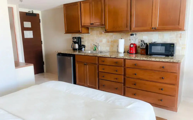 Breezy Luana Waikiki Condo by RedAwning