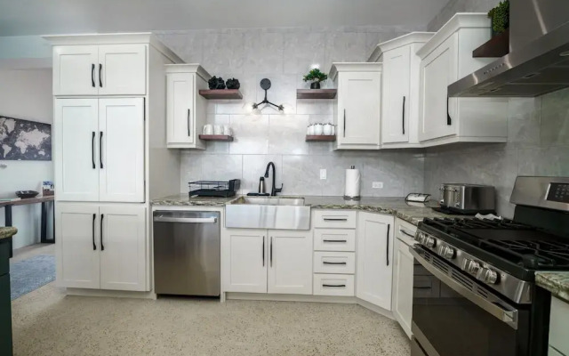 Spacious 4-bed Villa in Placencia Village w Pool