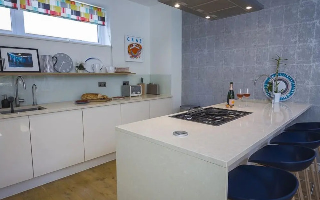 Villa 8, Estura