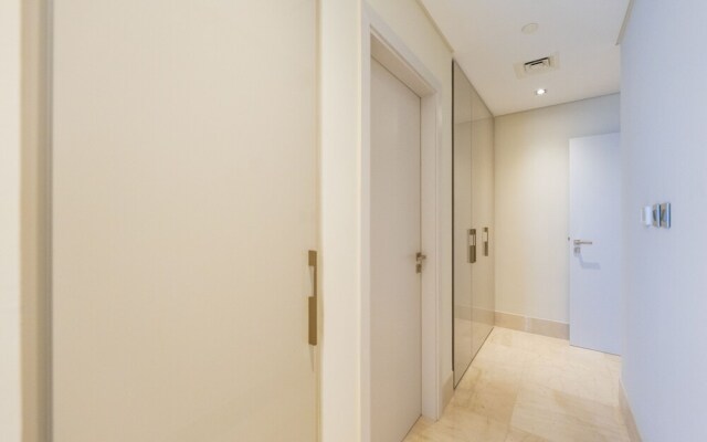 Spacious beachfront 2 bedroom apartment