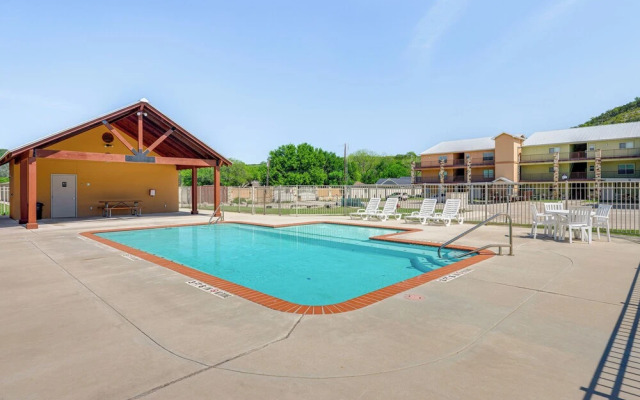 'rio Vista' Condo: Direct Guadalupe River Access!