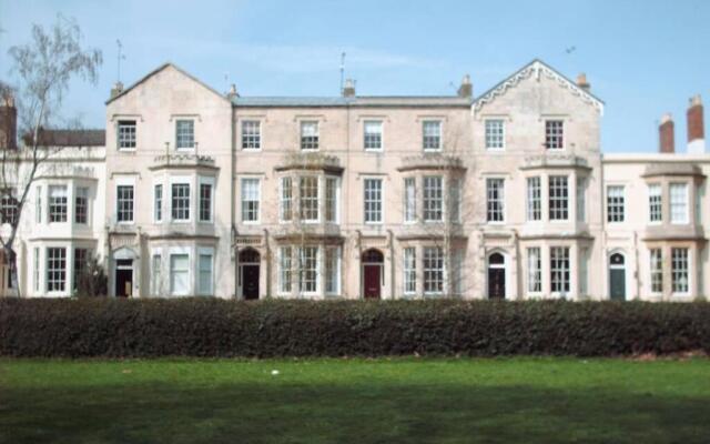 Central Cheltenham, Regency Apartment with PARKING, Cavalier Suite - Sleeps 6