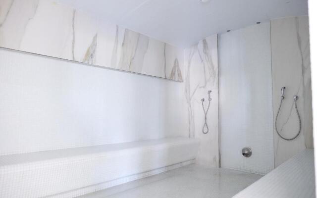 Royale Sundance Studio 8 in Alezzi Beach Spa Pool