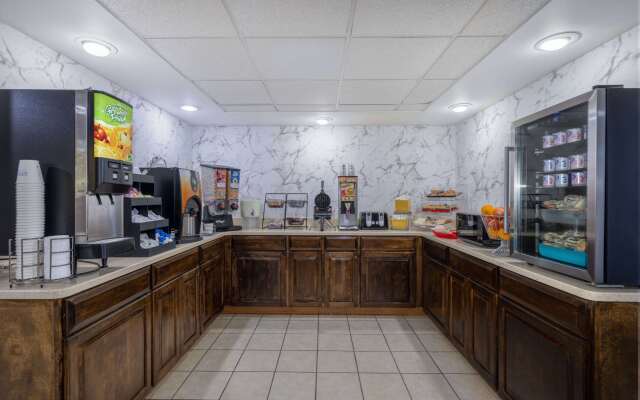 Days Inn & Suites by Wyndham Fort Bragg/Cross Creek Mall