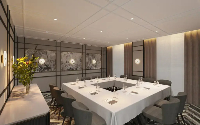 Отель The Robertson House by The Crest Collection