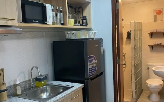 Spacious Modern Condo with Balcony