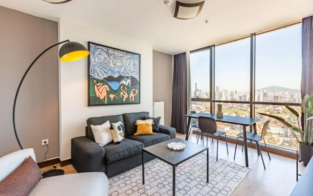 Charming Flat With Gorgeous City View in Atasehir