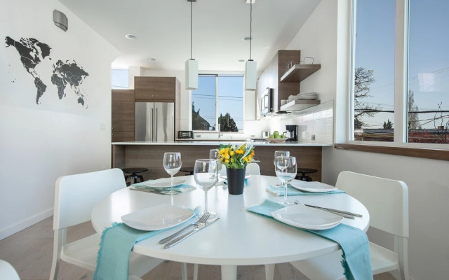 Hosteeva Modern Townhome w Rooftop