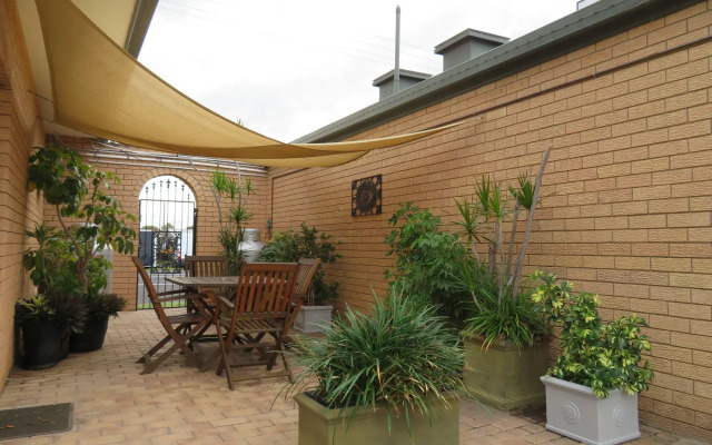 Golden Harvest Motor Inn