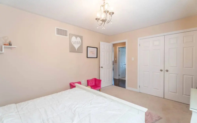 Stylish 4BR Oasis Peaceful Mississauga Location