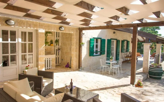 Holiday Home Dvori Dida Mile
