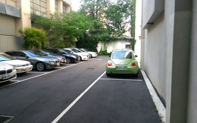 Moonshy Boutique Motel