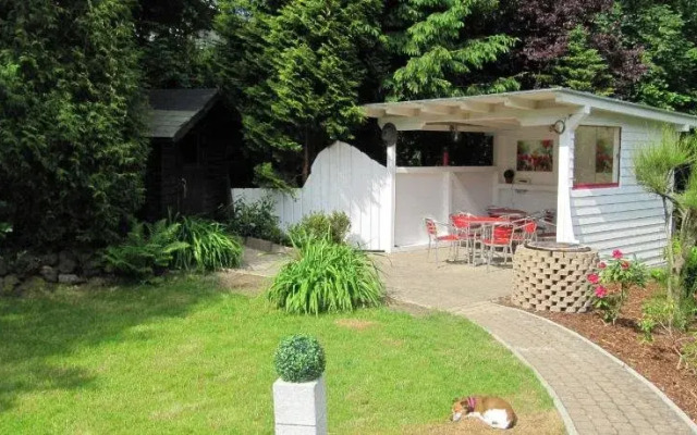 Rebekka mit Haus am Brühl