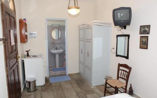 Pleoussa Studio and Apartments