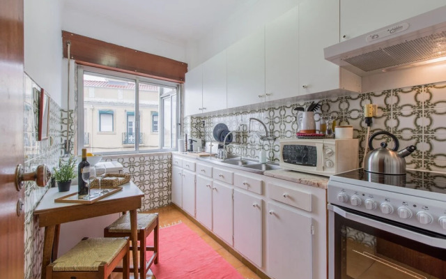 Light Filled Apartment + Free Pick-Up, By TimeCooler