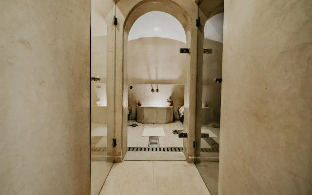 Adama Hotel