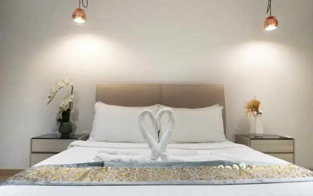 Moonway Luxury Suites At Eaton Residence