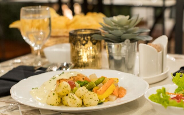 The Lynden Grove Hotel